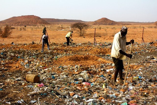【実話】アフリカの砂漠に黙ってゴミをまき散らし続けた1人の日本人‥現地の人々は大反対するも‥数年後、砂漠にある変化が【漫画】【マンガ動画】